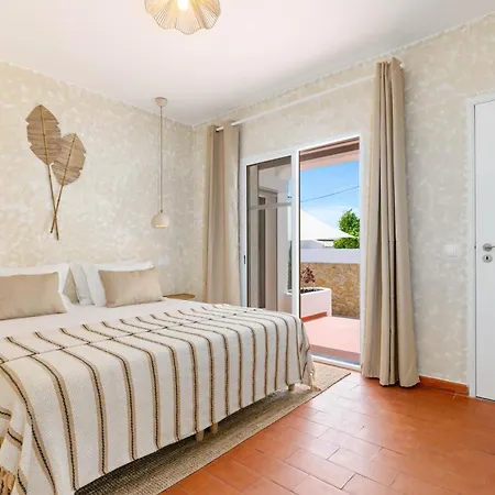 Dos Gunn, Da Holiday home Praia Da Luz